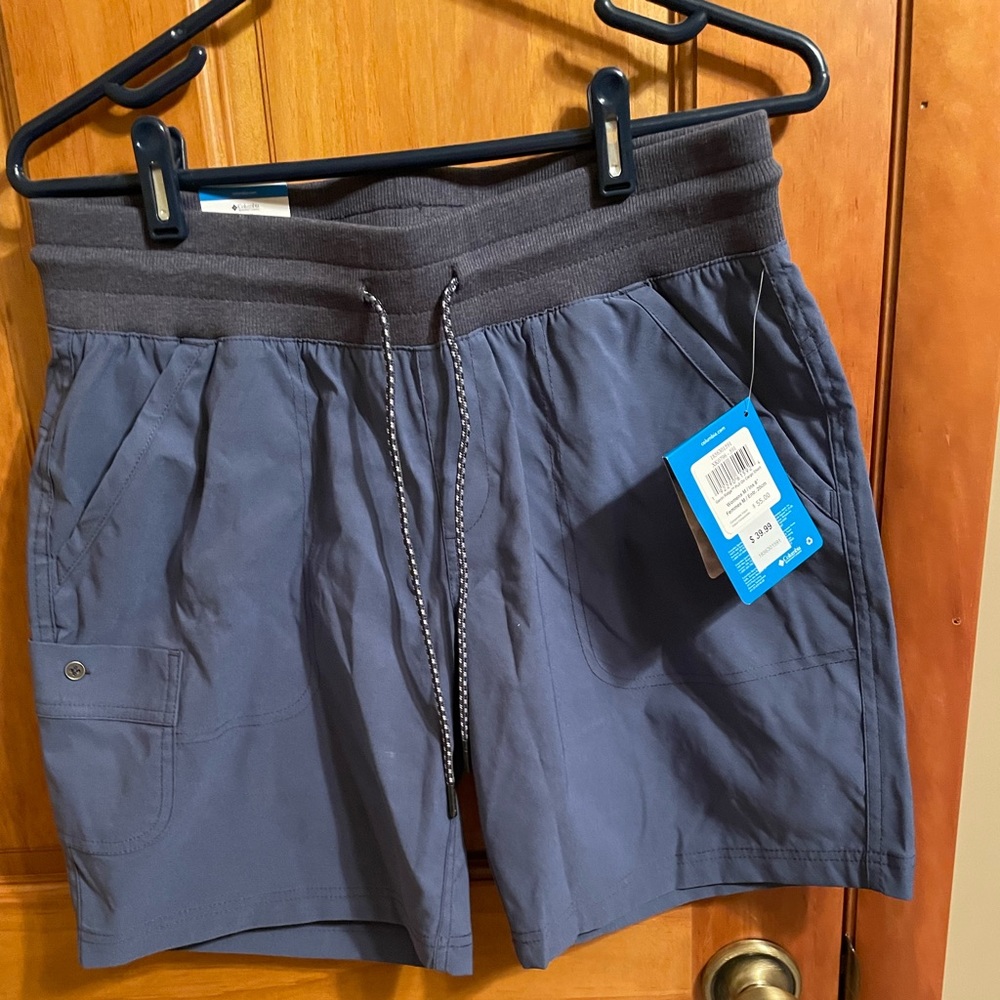 Womens Columbia shorts. Size Medium. New with tags!